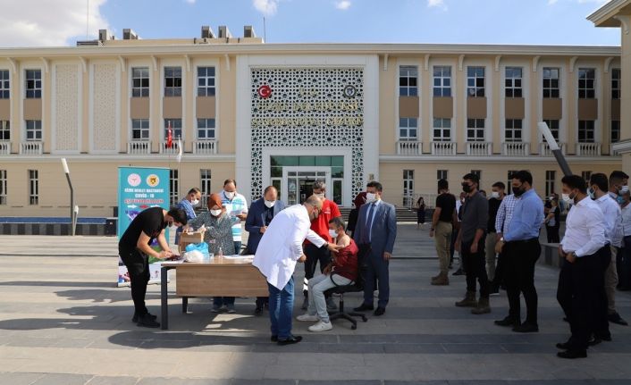 Cizre Belediyesi personelleri Covid-19 aşılama faaliyetlerine tek yürek destek veriyor
