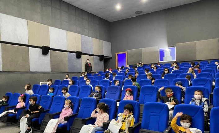 Çocuk Kulübü köy okulu çocuklarını sevindiriyor