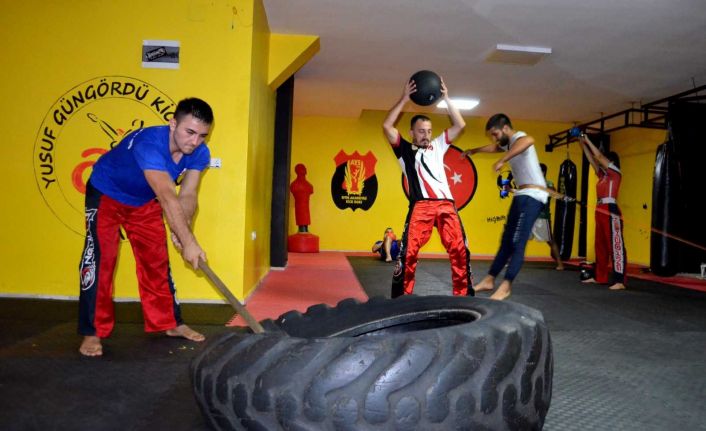 Crossfit sporcuları traktör lastiği, balyoz ve halatla güç depoluyor