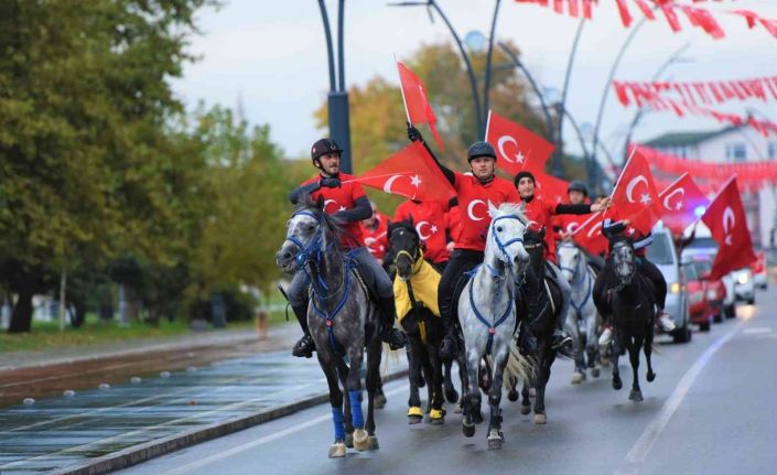 Cumhuriyet Bayramı’nda atlı kortej renkli görüntülere sahne oldu