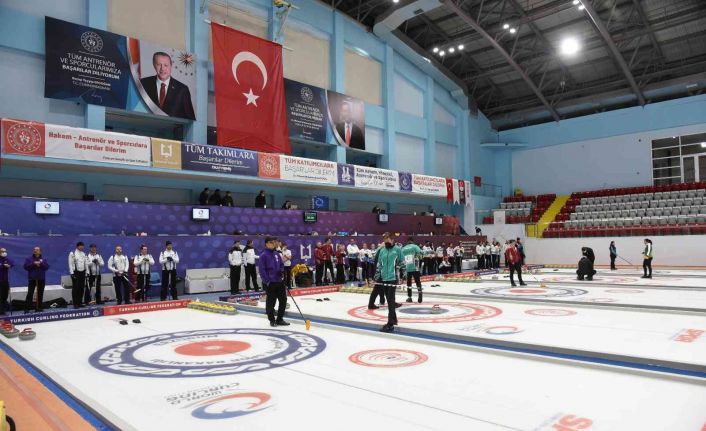 Curling 2022 Kış Olimpiyat Oyunları ön eleme müsabakaları Erzurum’da devam ediyor
