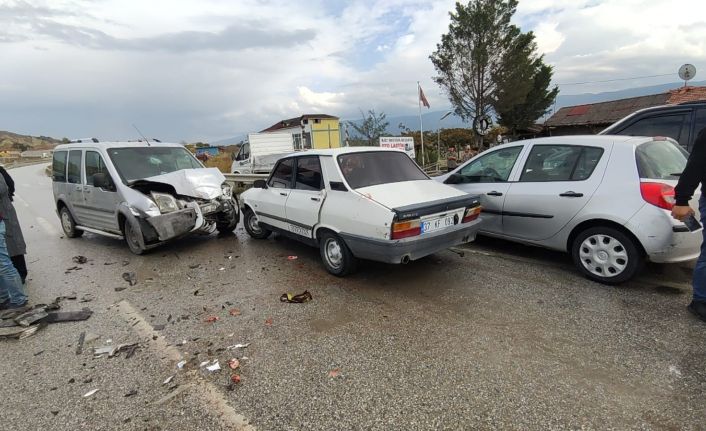 D-100’de 6 araç birbirine girdi: 10 yaralı