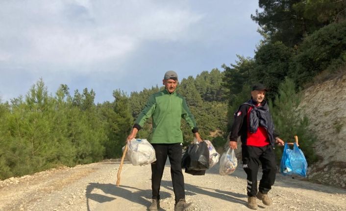 Dağcılar hem spor yaptı hem çöp topladı