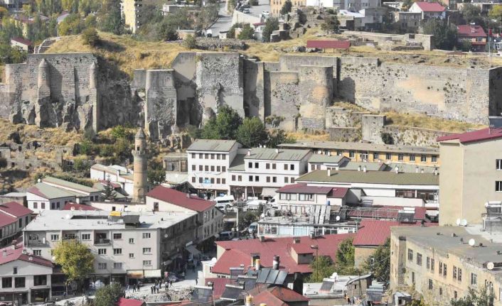 Dere üstündeki yapıların kaldırılmasıyla onlarca tarihi yapı gün yüzüne çıktı