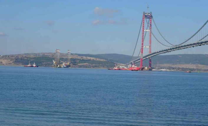 Dev platform 57 metre suya batırılarak 1915 Çanakkale Köprüsü altından geçti