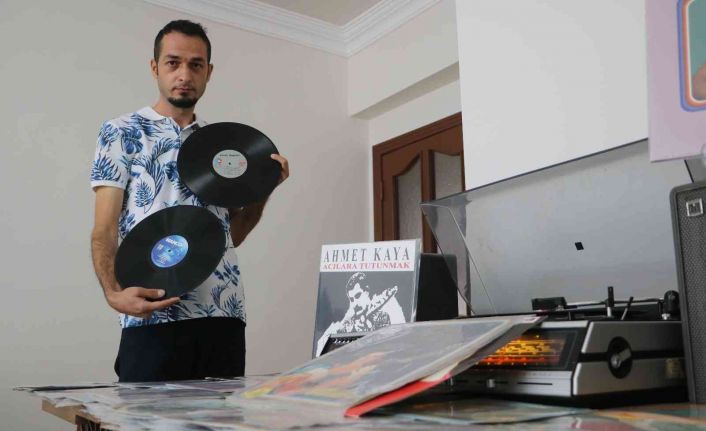 Dinlediği ve hayran kaldığı plak sesiyle 20 yılda 400 plak topladı