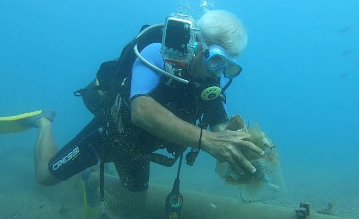 Dünyaca ünlü Konyaaltı Sahili’nde deniz dibinden 10 dakikada çıkan çöpler şaşırttı