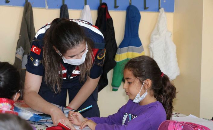 Elazığ’da jandarma ekipleri çocuklarla bir araya geldi