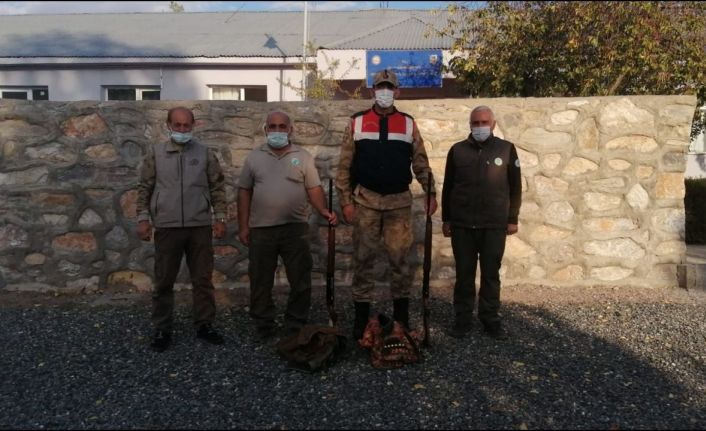 Elazığ’da yasa dışı avlanan 2 kişiye ceza kesildi, 2 otomatik tüfeğe el konuldu