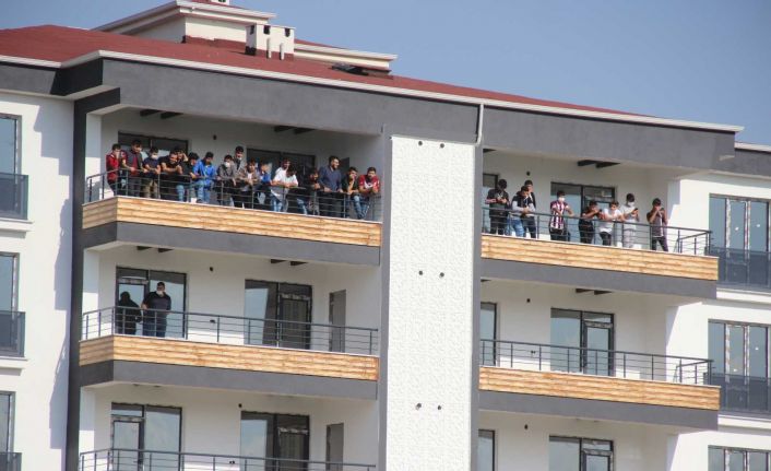 Elazığspor aşkı engel tanımıyor: İnşaatlara çıkıp maçı izlediler