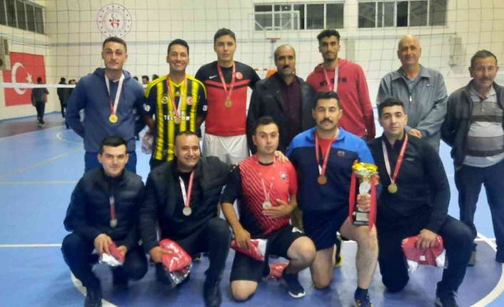 Eleşkirt’te kurumlar arası voleybol turnuvası şampiyonu İlçe Jandarma takımı oldu