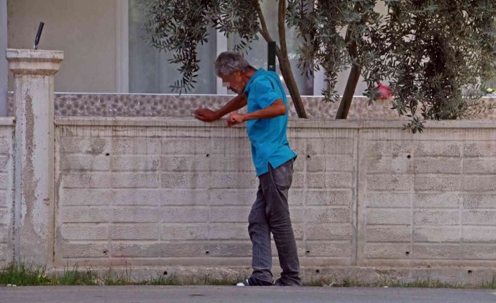 Elinde şırıngayla ayakta durmakta zorlandı, polis tarafından uzaklaştırıldı