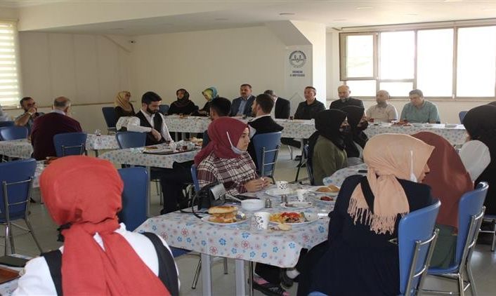 Erzincan İl Müftüsü Çakır, İlahiyat Fakültesini kazanan öğrencilerle bir araya geldi