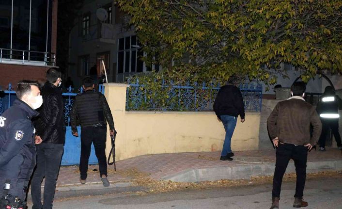 Erzincan’da hareketli gece: Balkondan rastgele ateş açan alkollü şahıs, polisin operasyonuyla etkisiz hale getirildi