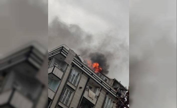 Esenyurt Kırlangıç Sokak’ta bir binanın çatısında bilinmeyen bir nedenle yangın çıktı. Olay yerine itfaiye ekipleri ekipleri sevk edildi.