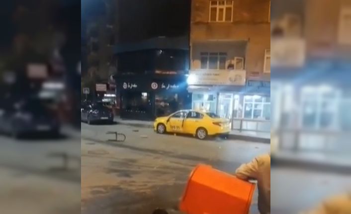 Eski çalıştığı durağın taksisini parçaladı, o anlar kameraya yansıdı