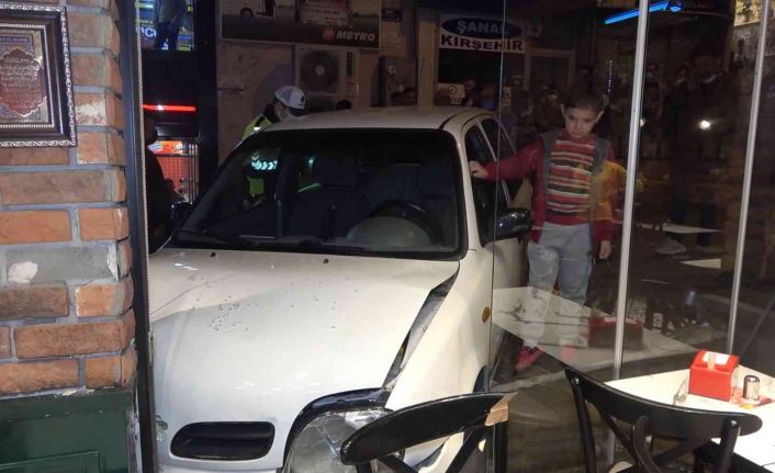 Facianın eşiğinden dönüldü: Fren yerine gaza bastı, otomobil döner salonuna daldı