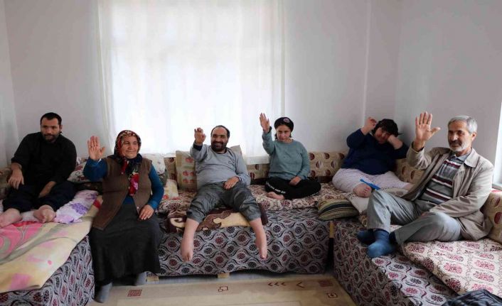 Fedakar anne ve baba, 35 yıldır 4 engelli çocuğuna sevgi ve şefkatle bakıyor