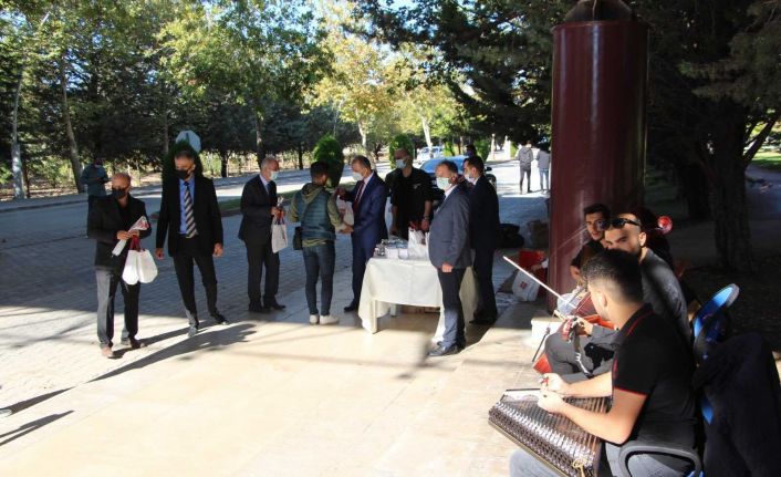 FÜ’de öğrencilere müzikli ve hediyeli karşılama