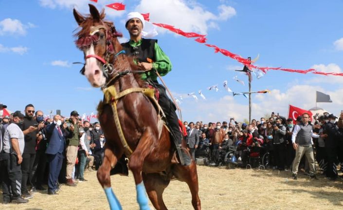Geleneksel Türk Oyunları programı renkli görüntülere sahne oldu