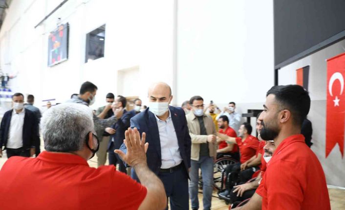 Gençlik ve Spor Bakanı Kasapoğlu’ndan Tekerlekli Sandalye Basketbol takımına destek