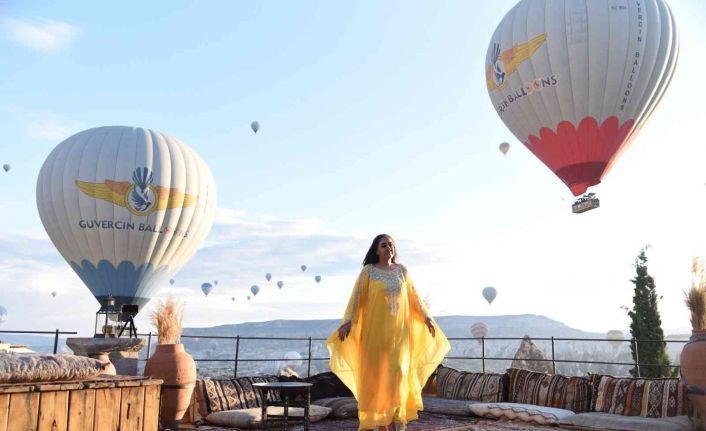 Gönüllü turizm elçisi Berna Ayata, sosyal medyada yayınlamak için Kapadokya’da poz verdi