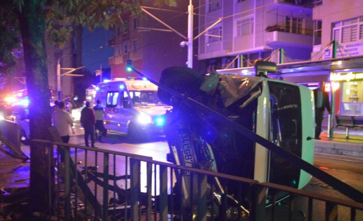Güngören’de servis minibüsü tramvay yoluna devrildi