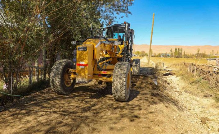 Gürpınar Belediyesinden kış öncesi kırsalda yol atağı