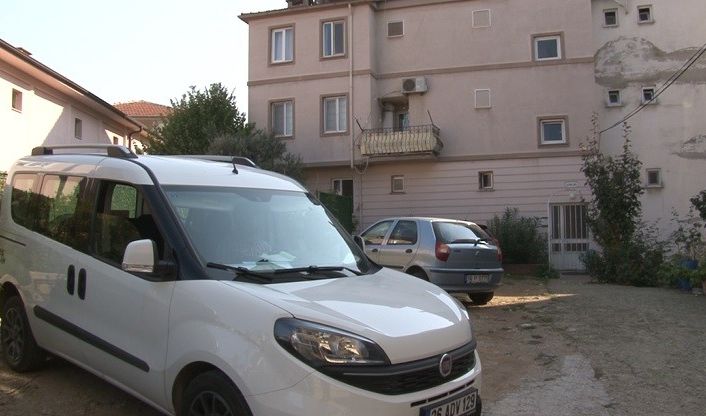 Habersiz çarşıya giden karısını bıçaklamıştı, devlet ailenin evlat edindiği çocuk için inceleme başlattı