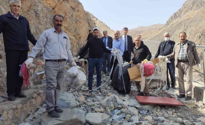 Hakkari-Van karayolu çöplerden temizlendi