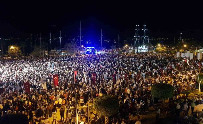 Haluk Levent ve Kızılordu Korosu, Fethiye’de Cumhuriyet marşlarını seslendirdi