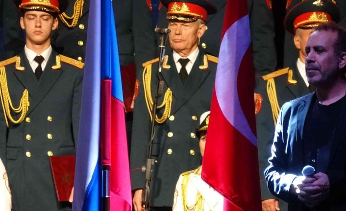 Haluk Levent ve Rus Kızılordu Korosu Bursa’da konser verdi