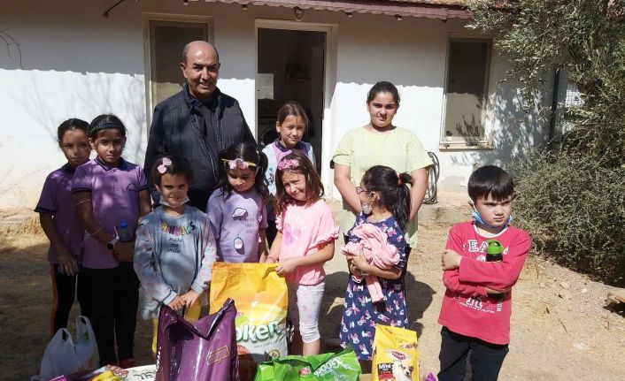 Harçlıklarını biriktirerek aldıkları mamaları barınağa teslim ettiler
