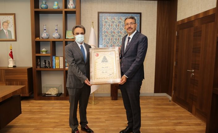 Hayırsever iş insanı Erhan Hisar’a teşekkür plaketi