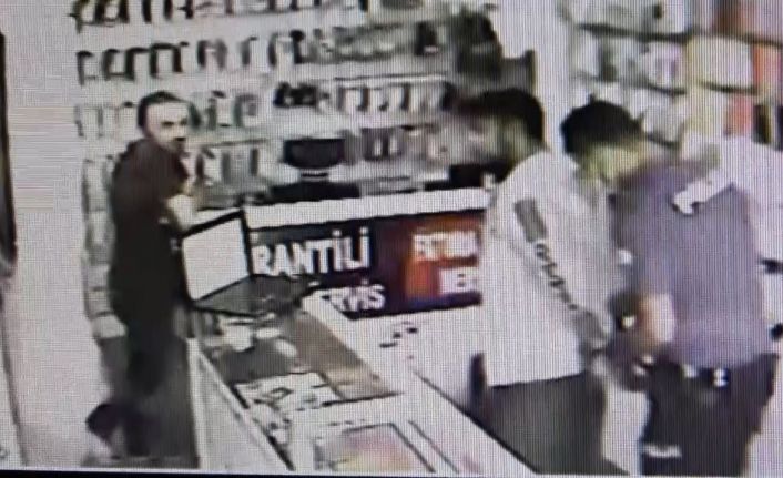 Hırsızlık yaptığı dükkanın yanından tekrar geçince içeriye kilitlenip, polise teslim edildi