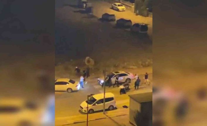Husumetli iki grup arasındaki taşlı sopalı kavgada ortalık savaş alanına döndü...O anlar cep telefonu kamerasına yansıdı
