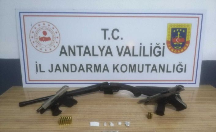İhbar üzerine arama yapılan evde uyuşturucu madde ve silah ele geçirildi