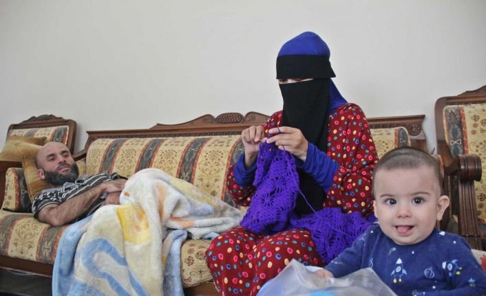 İslamiyet’i yaşamak için Türkiye’ye geldi, geçimini ise örgü yaparak sağlıyor