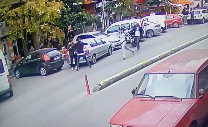 İstanbul’da döner bıçaklı ve silahlı saldırı kamerada: Saldırganlara sandalyeyle böyle direndi