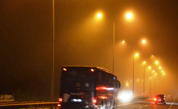 İstanbul’da gece saatlerinde sis etkili oldu :15 Temmuz Şehitler Köprüsü sisten kayboldu