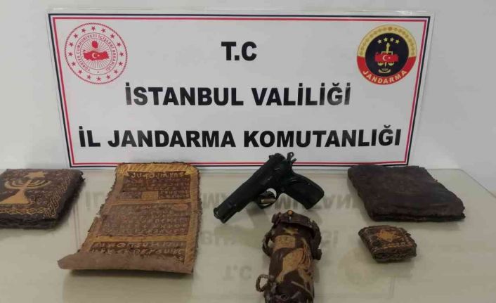 İstanbul’da jandarmadan tarihi eser kaçakçılığı operasyonu: 800 yıllık deri yazma eserler ele geçirildi