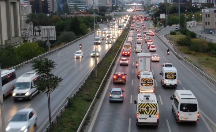 İstanbul’da yağmur sonrası trafik mesaisi başladı, yoğunluk yüzde 60’i gördü
