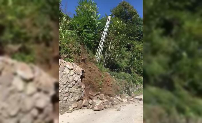 İstinat duvarı domino taşı gibi yere yıkıldı, o anlar ise kameralara anbean yansıdı