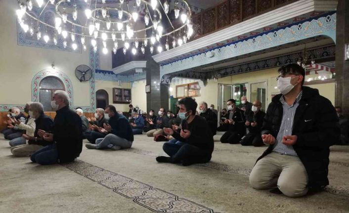İzmir’de Mevlit Kandili dualarla idrak edildi
