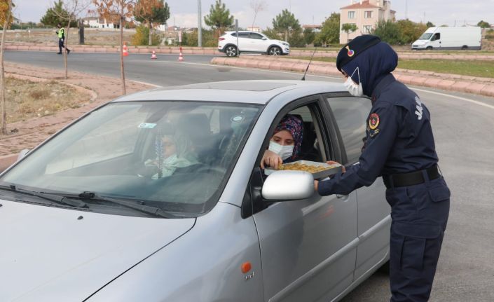 Jandarma’dan vatandaşa baklavalı kandil kutlaması