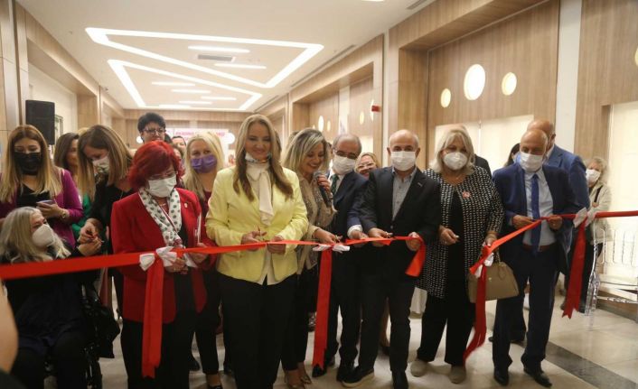 “Kadına şiddete karşı bir fırça da sen at” sergisi Büyükçekmece’de açıldı