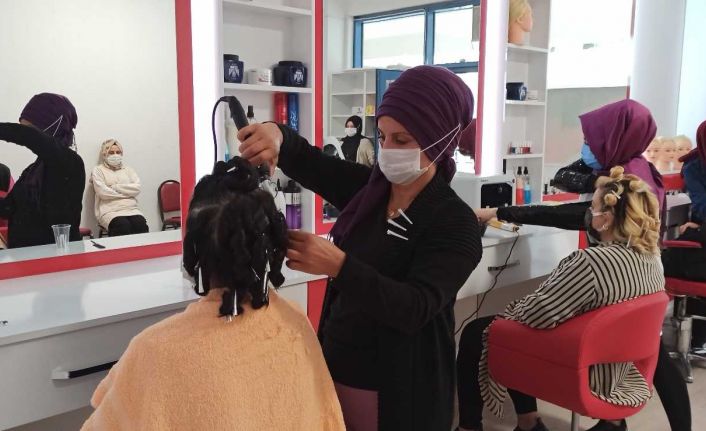 Kadınlar bu kurslarda meslek sahibi oluyor