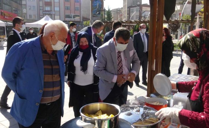 Kadınlar ürettikleri ürünleri açtıkları stantta tanıttı
