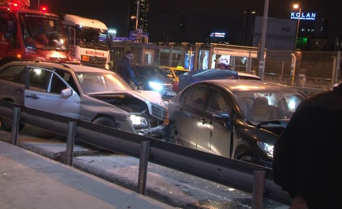Kağıthane’de çekici bekleyen arızalı otomobile başka bir araç çarptı: 2 yaralı