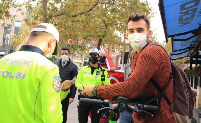 Kaldırımda scooter kullanan gençten şaşırtan ceza tepkisi: “Randevum var, acelece eder misiniz”